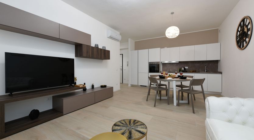 Photo of Lake Elegance