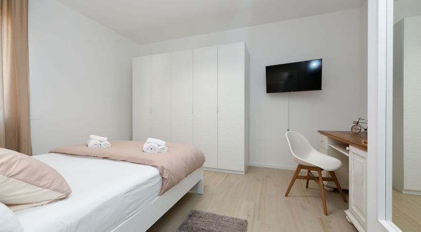 Photo of Lake Elegance