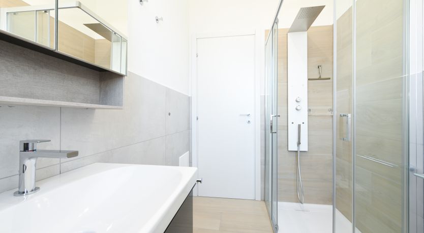 Photo of Lake Elegance