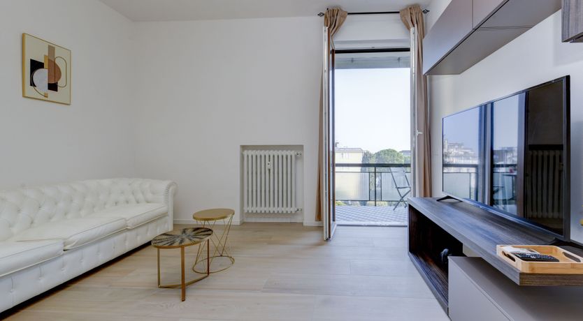 Photo of Lake Elegance