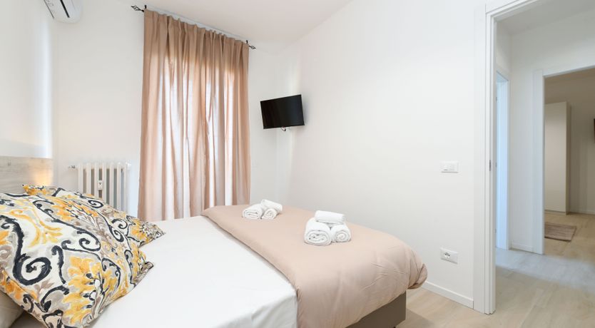 Photo of Lake Elegance