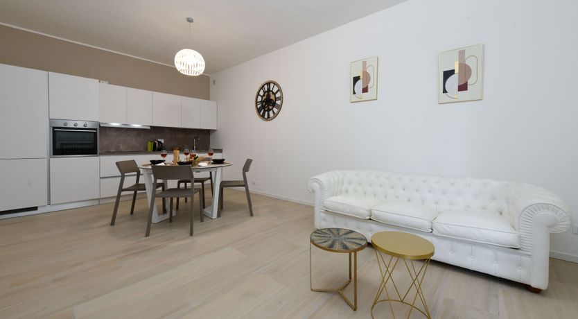 Photo of Lake Elegance