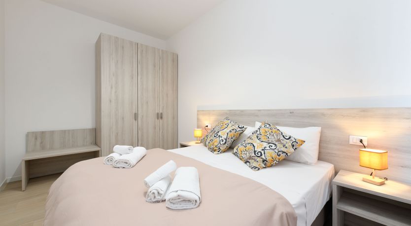 Photo of Lake Elegance