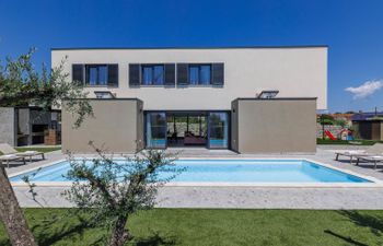 Qube n' Qube Holiday Home