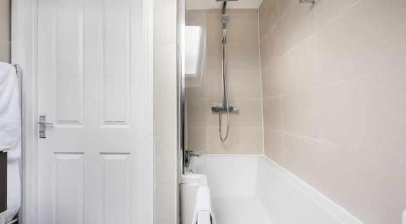 Photo of Lenna Gdns 2 Bed Apartment 3