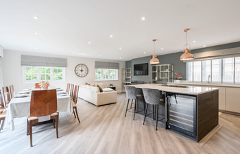 The Lily Rose Holiday Home