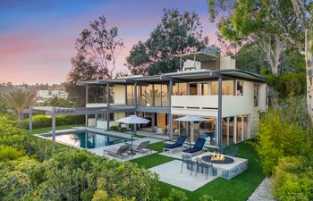 LA Reflections Holiday Home