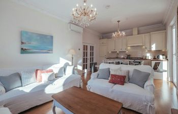 Street & Sea Vistas Holiday Home