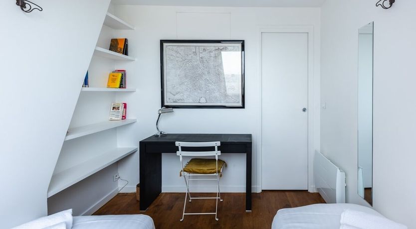 Photo of The Eaves of Paris