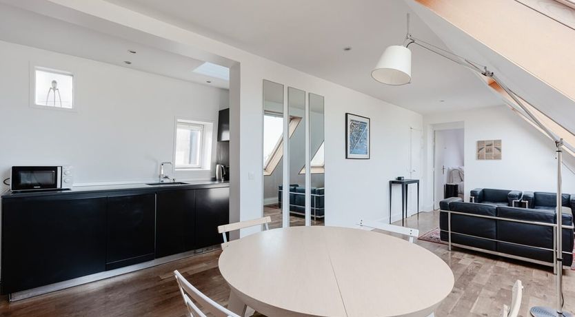 Photo of The Eaves of Paris