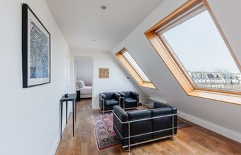 The Eaves of Paris Holiday Home