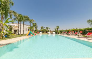 Sunny Gatherings Holiday Home