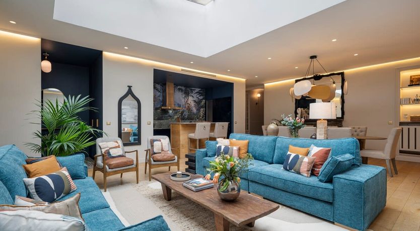 Photo of Les Artistes