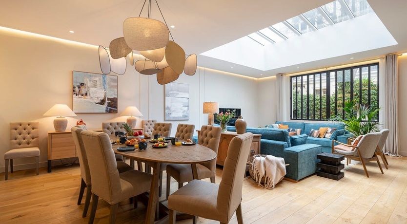 Photo of Les Artistes