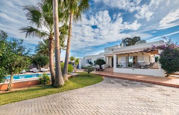 Bougainvillea Blush Holiday Home