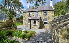 Photo of 4 Bed in Llanaelhaearn