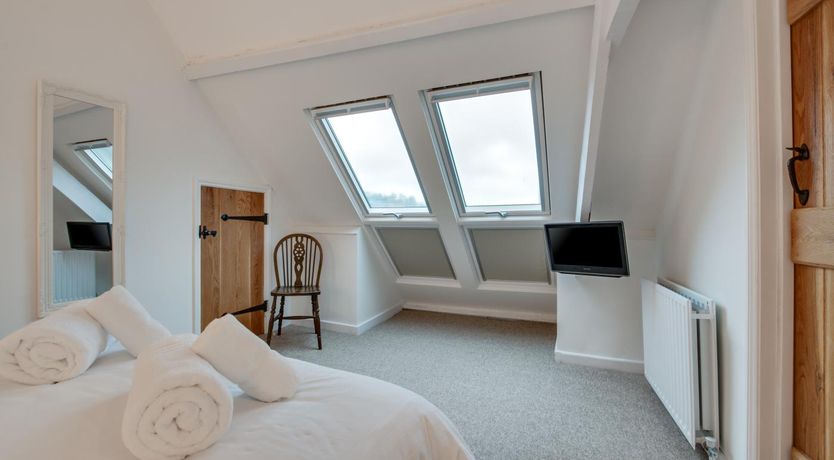 Photo of 3 Bed in Dartmouth