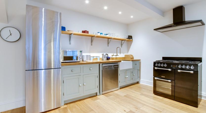 Photo of 3 Bed in Dartmouth