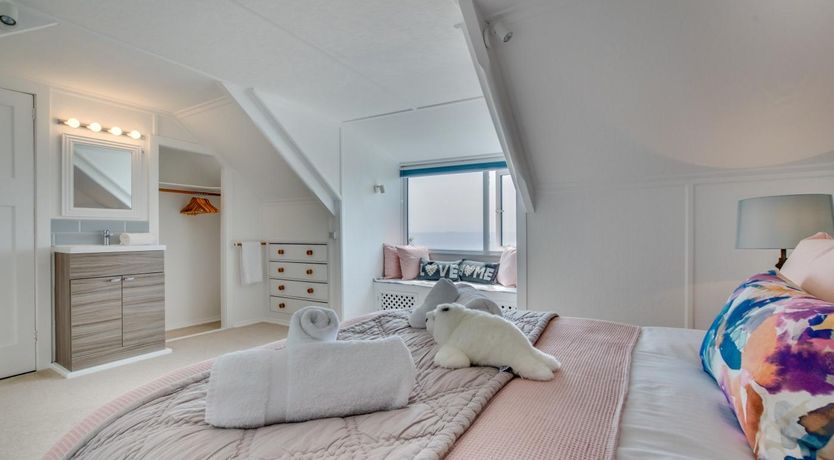 Photo of 4 Bed in Praa Sands