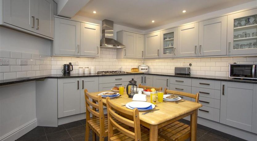 Photo of 5 Bed in St Ives