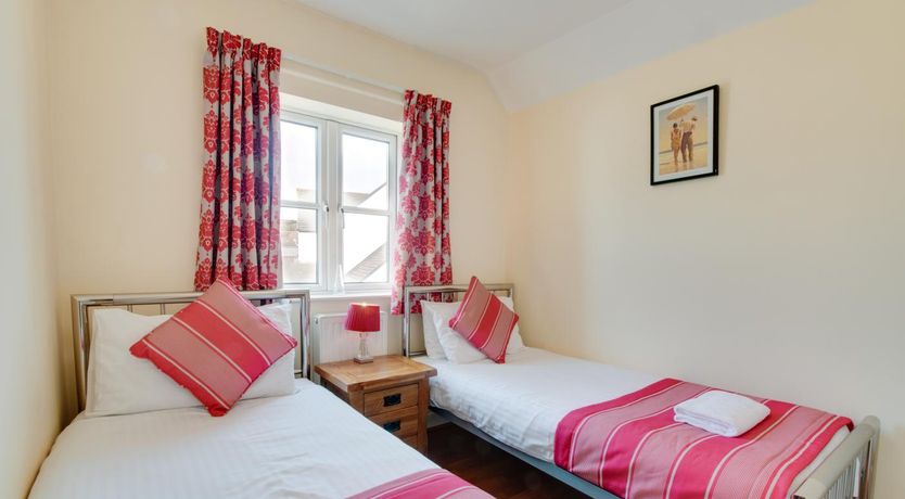 Photo of 4 Bed in Port Eynon