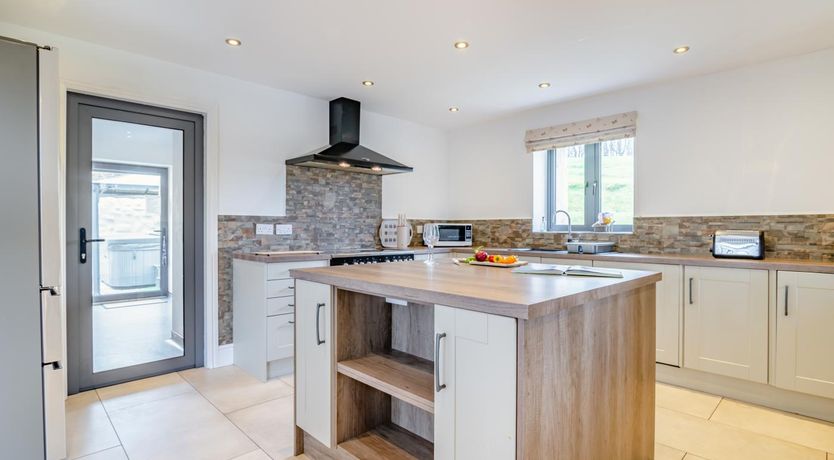 Photo of 3 Bed in Llanbadoc