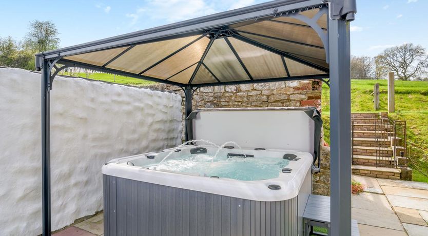 Photo of 3 Bed in Llanbadoc