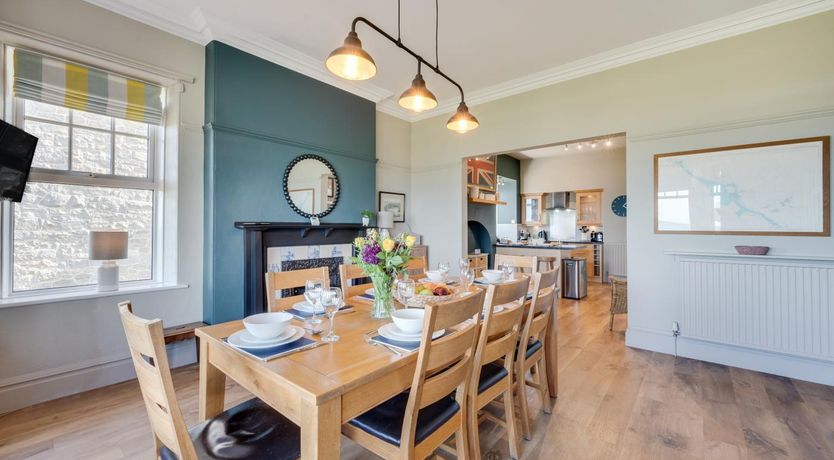 Photo of 5 Bed in Seahouses