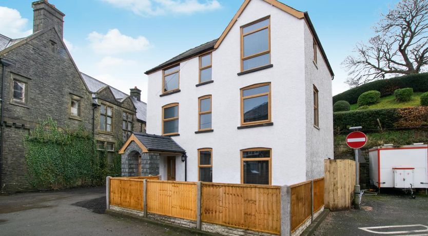 Photo of 5 Bed in Bala