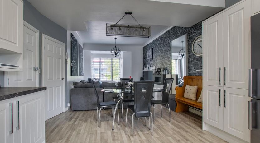 Photo of 3 Bed in Cardiff