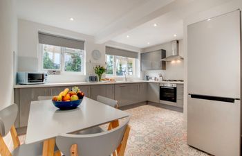 4 Bed in Ilfracombe Holiday Home
