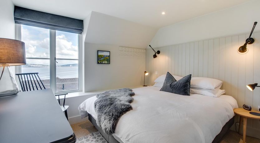 Photo of 4 Bed in Mumbles