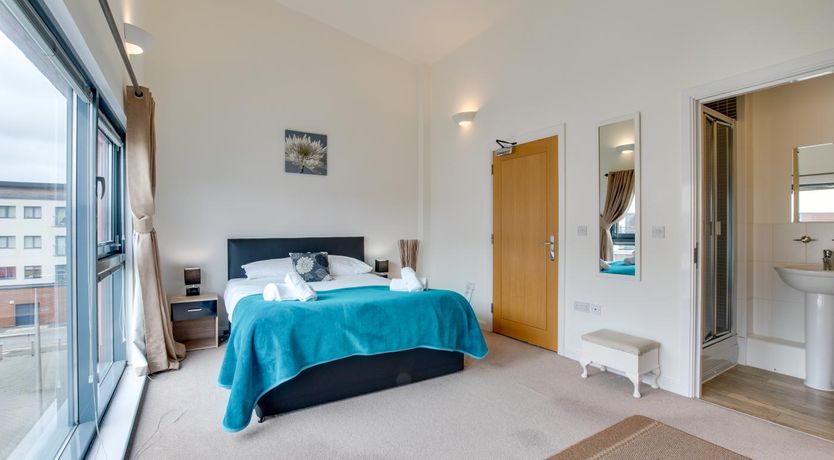 Photo of 4 Bed in Marina