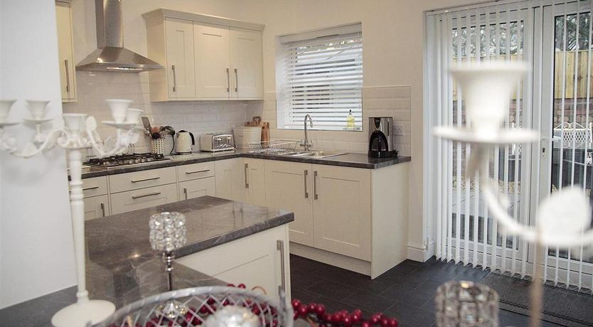 Photo of 4 Bed in Mumbles