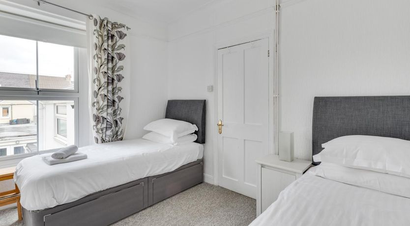 Photo of 3 Bed in Mumbles