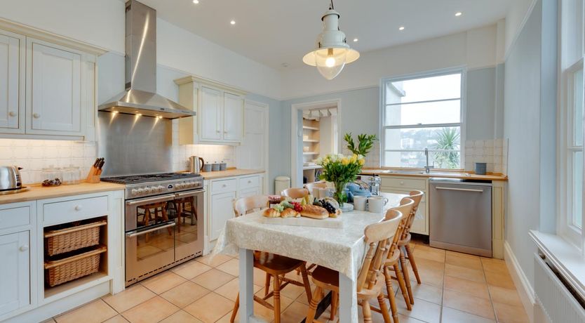 Photo of 5 Bed in Torquay