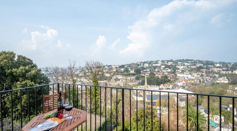 Photo of 5 Bed in Torquay