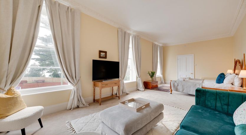 Photo of 5 Bed in Torquay