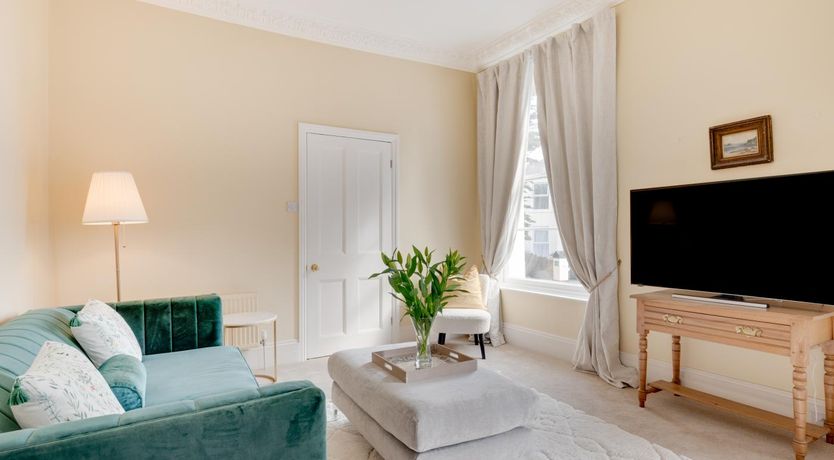 Photo of 5 Bed in Torquay