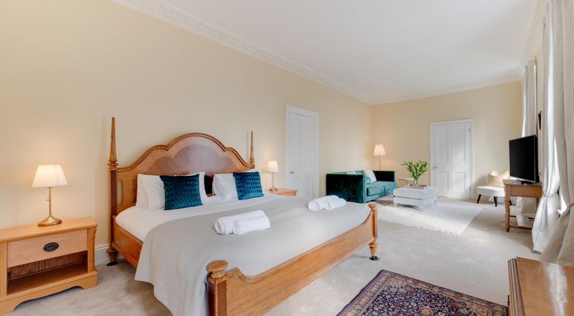 Photo of 5 Bed in Torquay