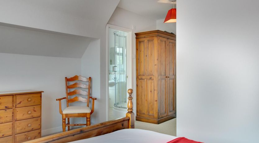 Photo of 5 Bed in Limeslade