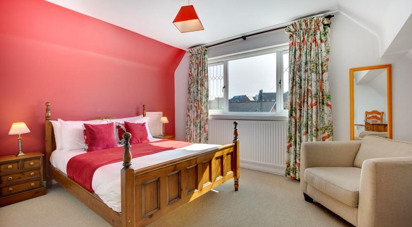 Photo of 5 Bed in Limeslade