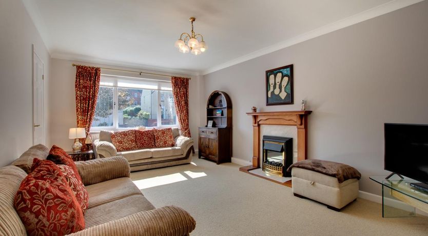 Photo of 5 Bed in Limeslade