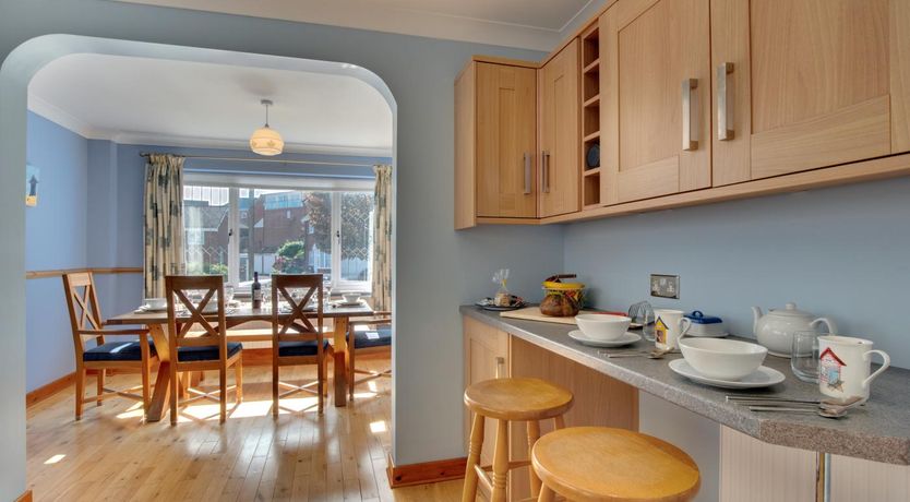 Photo of 5 Bed in Limeslade