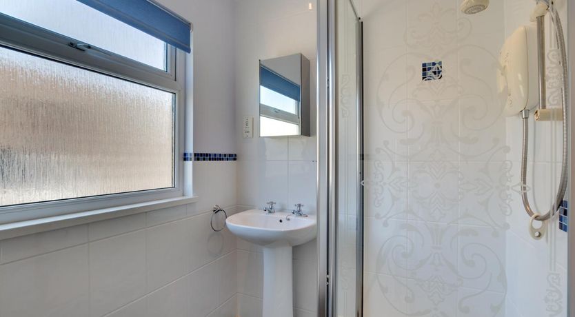 Photo of 5 Bed in Limeslade