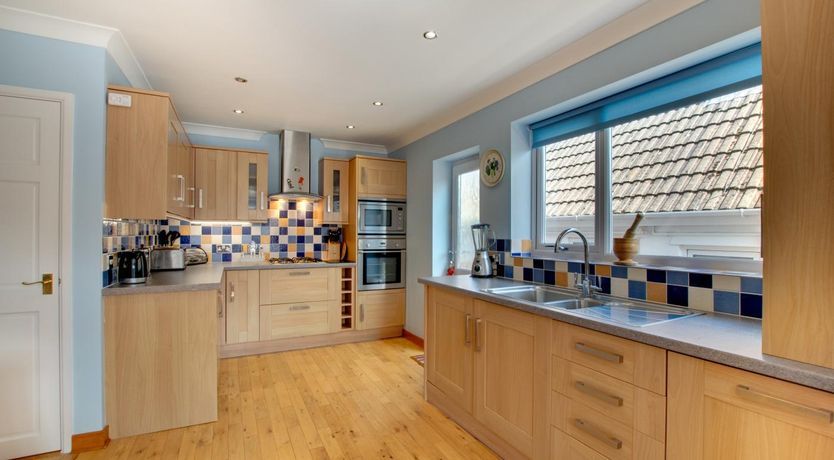 Photo of 5 Bed in Limeslade