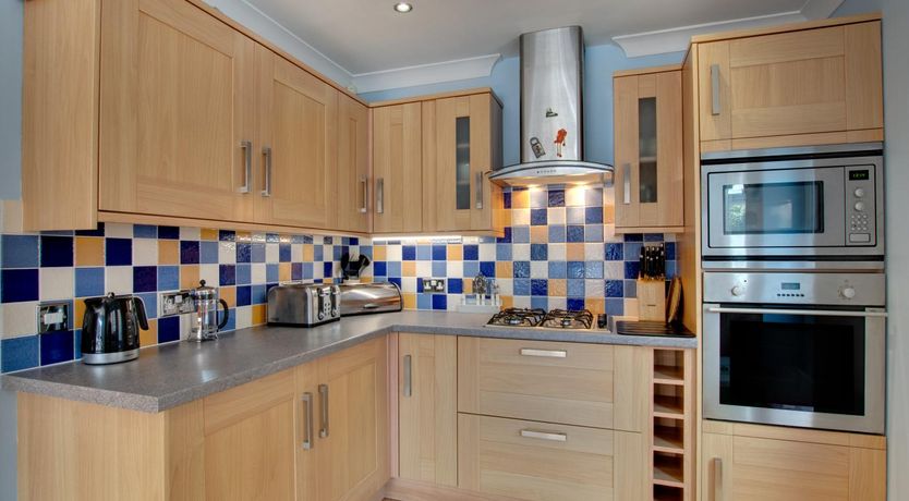 Photo of 5 Bed in Limeslade