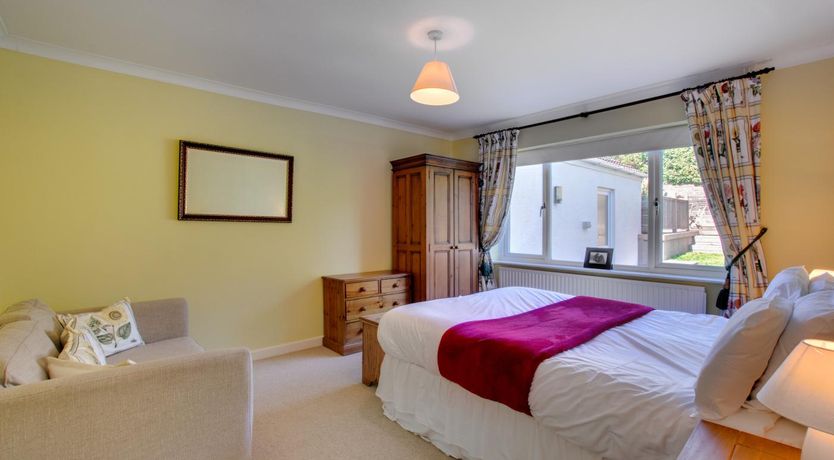 Photo of 5 Bed in Limeslade