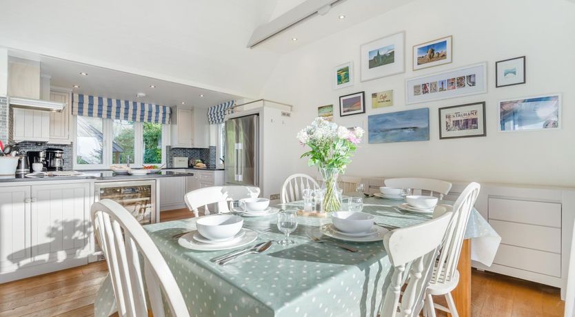 Photo of 5 Bed in Rock