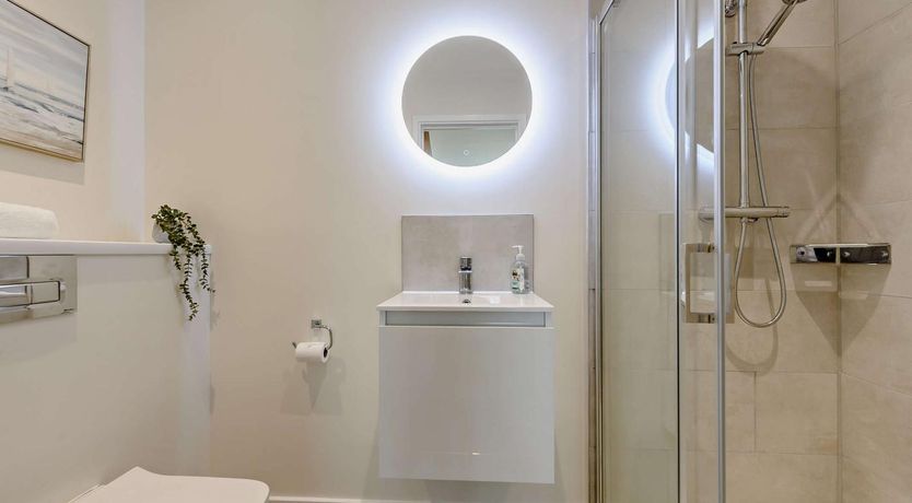 Photo of 3 Bed in Swansea